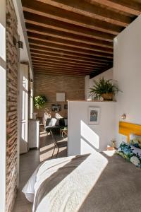ein Schlafzimmer mit einem Bett und einer Ziegelwand in der Unterkunft Urban Hipster 2 in Málaga