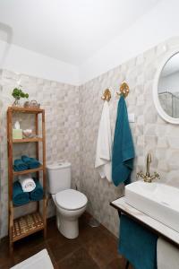 ein Badezimmer mit Toilette und Waschbecken in der Unterkunft Urban Hipster 2 in Málaga