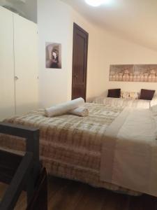 una camera con 2 letti di La Casetta in Montagna a Pietracamela