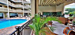 a view of the pool at a hotel at Ali'i Banyan Breeze in Kailua-Kona +27 photos