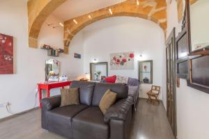ein Wohnzimmer mit einem Sofa und einem Torbogen in der Unterkunft Valletta Harbour View Apartment in Valletta