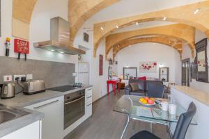 Kuchyň nebo kuchyňský kout v ubytování Valletta Harbour View Apartment