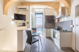Kuchyň nebo kuchyňský kout v ubytování Valletta Harbour View Apartment