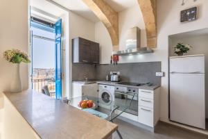Kuchyň nebo kuchyňský kout v ubytování Valletta Harbour View Apartment