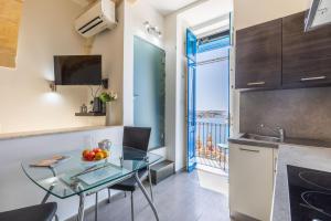 Kuchyň nebo kuchyňský kout v ubytování Valletta Harbour View Apartment