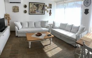 sala de estar con sofá y mesa en Villa Maximilian, en Balatonkeresztúr