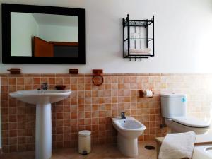 A bathroom at Casa Ceferinos Még 37 kép