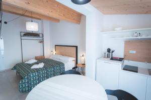 a small room with a bed and a kitchen at Via Siena 4 - Suites & Rooms in Marina di Cecina