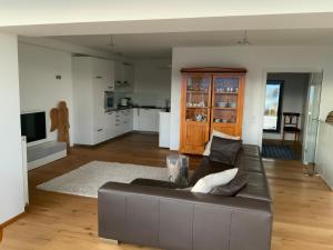 a living room with a couch and a kitchen at Weisse Villa in Millstatt
