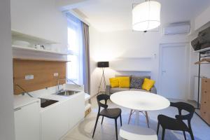 Posedenie v ubytovaní Via Siena 4 - Suites & Rooms