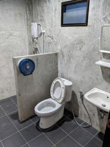 a bathroom with a toilet and a sink at วังผา ชาเล่ต์ รีสอร์ท in Ban Fai Mun