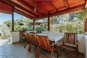 a dining room with a table and chairs at Apartmani Melem in Stari Grad