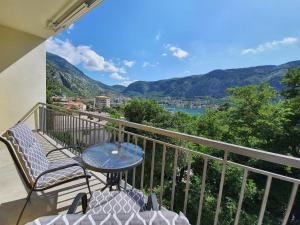 Un balcón con mesa y sillas y una vista en Viola lux apartments, en Kotor