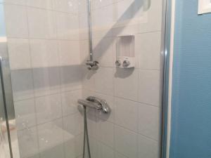 een badkamer met een douche en een glazen deur bij Envolée Marine pour 3 pers - Berck-Plage - 250m plage et commerces in Berck-sur-Mer