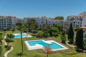 una vista aérea de dos piscinas en un parque en VACATION MARBELLA I Terrazas de Banus, Comfy and Stylish Apartment, en Marbella