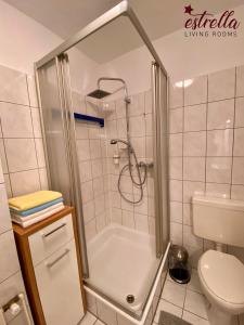 Ein Badezimmer in der Unterkunft estrella24 LIVING ROOMS 87 Paris