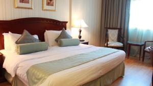 Postel nebo postele na pokoji v ubytování Swiss Al Hamra Hotel