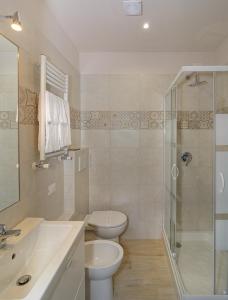 Koupelna v ubytování Hotel Sogno + 37 fotografií