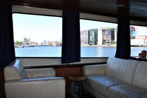 2 divani in camera con vista sull'acqua di AmicitiA ad Amsterdam