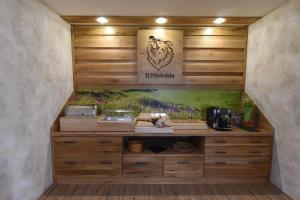 een keuken met houten kasten en een aanrecht bij PENZION U MEDVĚDA in Frýdek-Místek