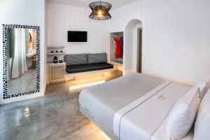 Postel nebo postele na pokoji v ubytování Kaleidoscope Oia Suites