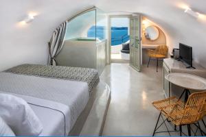 Postel nebo postele na pokoji v ubytování Kaleidoscope Oia Suites