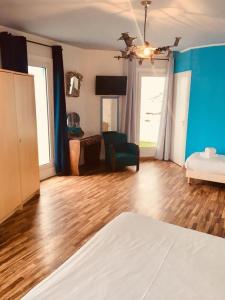 a bedroom with a bed and a blue wall at Hotel Ariana in Marine du Miomo