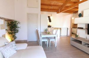 ein Wohnzimmer mit einem Tisch und einem Esszimmer in der Unterkunft Casa al Teatro in Syrakus