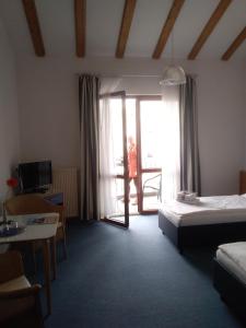 ein Hotelzimmer mit einem Bett und einem Fenster in der Unterkunft Gästehaus Germania in Wangerooge + 37 Fotos
