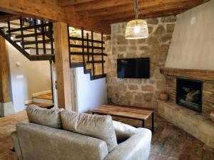 Sajazarra的住宿－La Casa de las Tinas 2，带沙发和壁炉的客厅