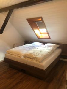 En eller flere senge i et værelse på Landgasthof-Hotel Zur Linde
