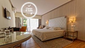 Кровать или кровати в номере Carvoeiro Garden Hotel
