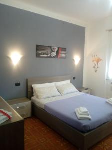 - une chambre avec un lit et 2 serviettes dans l'établissement AndEli DUE, à Alghero