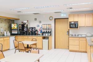 Kuchyň nebo kuchyňský kout v ubytování Lavissh inn and Suites