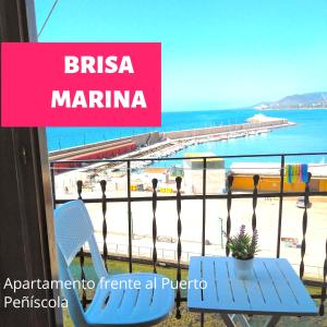 een balkon met een tafel en stoelen en uitzicht op het strand bij NEW! BRISA MARINA Apartment, 1a Linea Puerto y Mar in Peñíscola