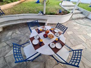 una mesa con platos de comida y bebidas. en Wonderful house with private garden en Flogita