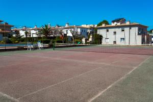 Tenis alebo squash v ubytovaní Apartamentos Stil Mar Anna - L'Escala Stil Mar alebo jeho okolí