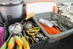 einen Geschirrkorb mit Küchenutensilien in der Küche in der Unterkunft Bricks Terrace House 4R 3BR (Near to Night Market) in Brinchang