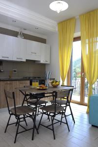 una cucina con tavolo e sedie in una stanza di Casa Nanà Amalfi Coast a Vietri