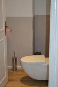 bagno con servizi igienici bianchi in camera di Appartement Bellevue du Ventoux a Montbrun-les-Bains