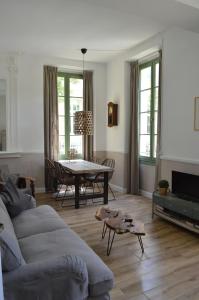 uma sala de estar com um sofá e uma mesa em Appartement Bellevue du Ventoux em Montbrun-les-Bains