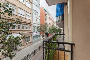 Ein Balkon oder eine Terrasse in der Unterkunft Camp Nou , Fira Barcelona Apartment