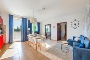 sala de estar con sofá azul y mesa en Apartamenty Sun & Snow Kasprowicza, en Kołobrzeg