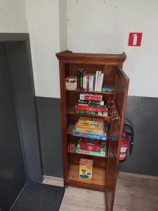 Knihovna v apartmánu
