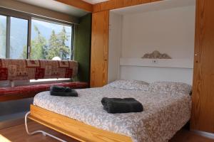 - une chambre avec un lit et 2 serviettes noires dans l'établissement IL Gatto delle Nevi, à Marilleva