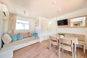 Telewizja i/lub zestaw kina domowego w obiekcie Camping Stella Maris Mobile Homes