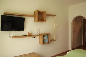 a room with a flat screen tv on a wall at Residence die Färbe in Vipiteno