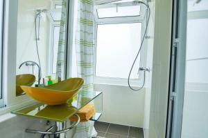y baño con lavabo y ducha. en Apartment Beach Makarska, en Makarska
