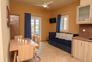 TV a/nebo společenská místnost v ubytování Οasis Apartments
