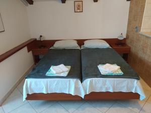 Postel nebo postele na pokoji v ubytování Apartmani Kolenko Rovinj